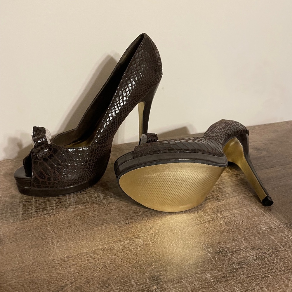 Women's size 9 WILD DIVA brand Olive colored open toe pumps.